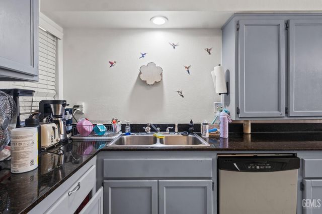 6904 Cedarcrest Avenue, Bakersfield, CA 93308