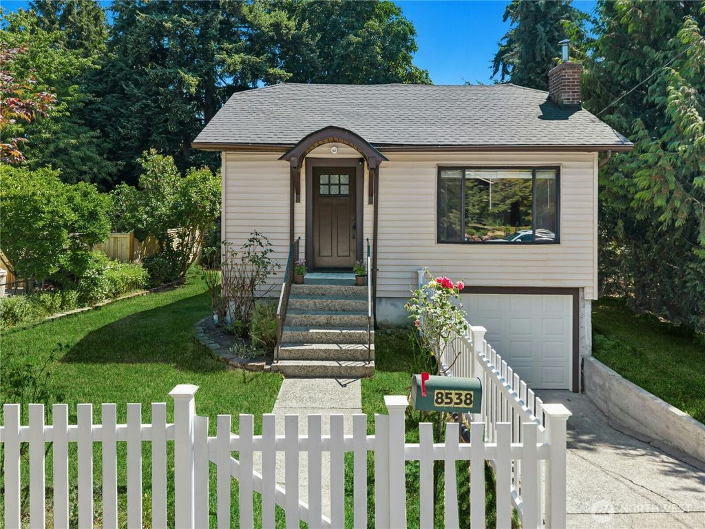 8538 Ashworth Avenue N, Seattle, WA 98103