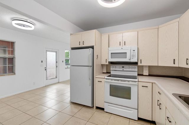 4028 Hythe B, Boca Raton, FL 33434