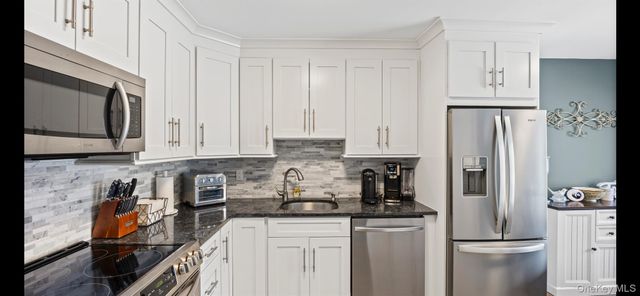 231 Springmeadow Drive D, Holbrook, NY 11741