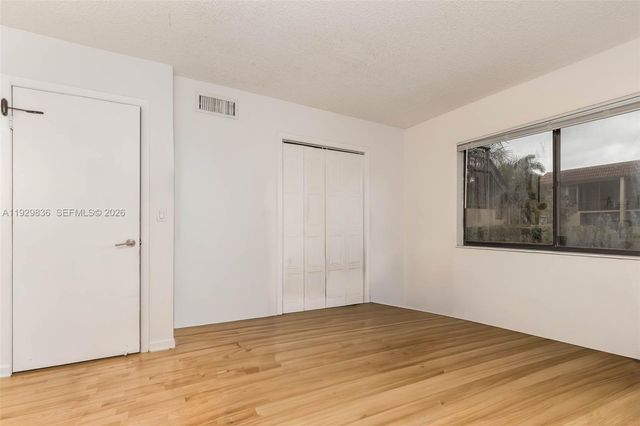 325 Lakeview Dr 102, Weston, FL 33326