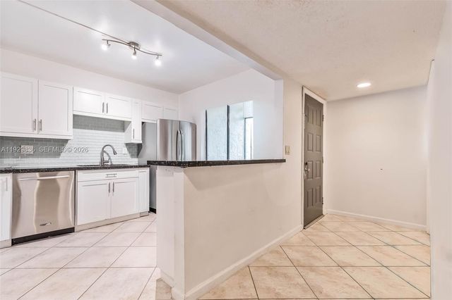 325 Lakeview Dr 102, Weston, FL 33326