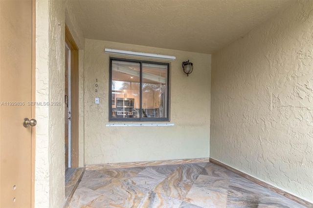 325 Lakeview Dr 102, Weston, FL 33326