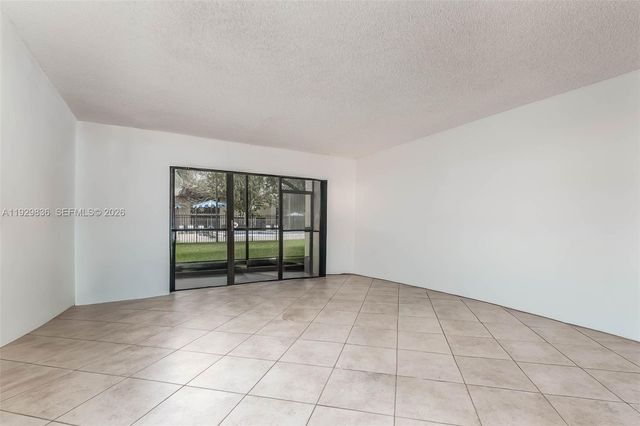325 Lakeview Dr 102, Weston, FL 33326