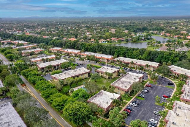 325 Lakeview Dr 102, Weston, FL 33326