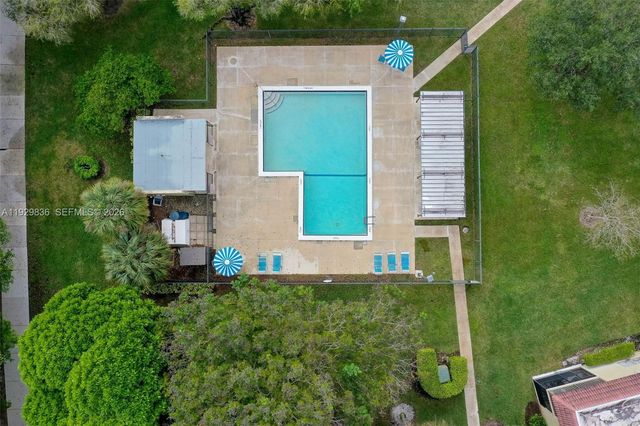 325 Lakeview Dr 102, Weston, FL 33326