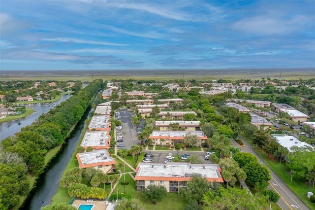 325 Lakeview Dr 102, Weston, FL 33326