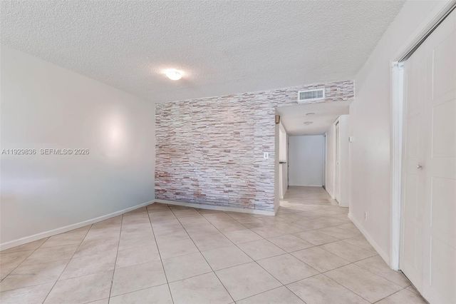 325 Lakeview Dr 102, Weston, FL 33326