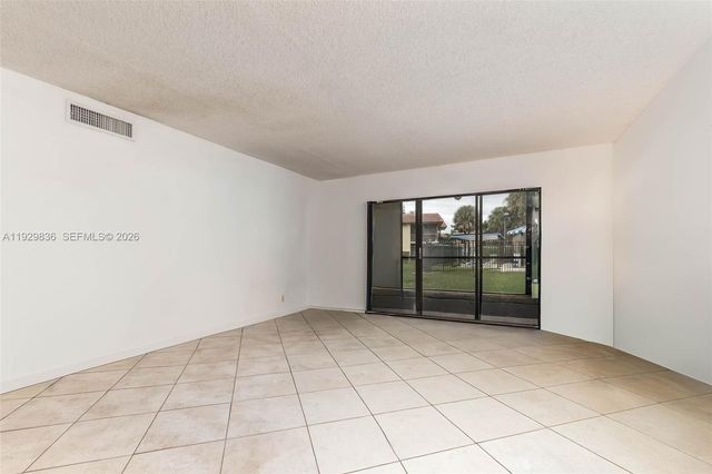 325 Lakeview Dr 102, Weston, FL 33326