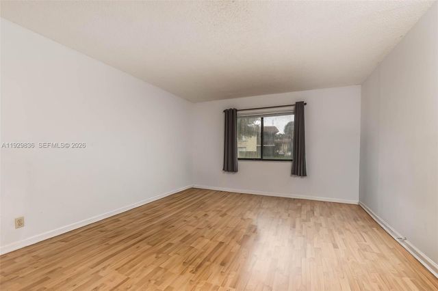 325 Lakeview Dr 102, Weston, FL 33326