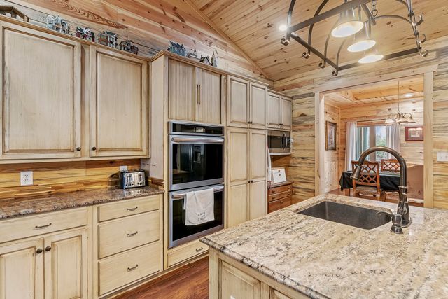 4978 S 11th Road, Aldrich, MO 65601