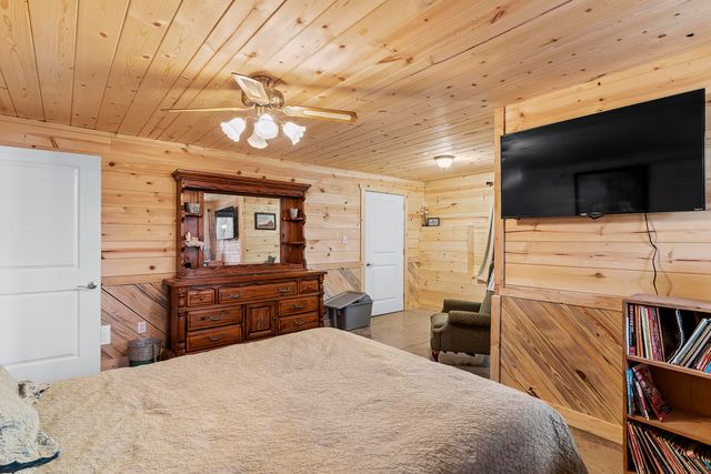 4978 S 11th Road, Aldrich, MO 65601