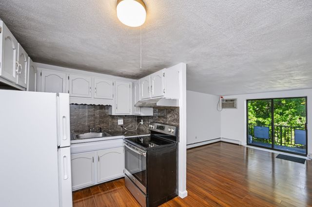 974-976 Main St 24, Melrose, MA 02176