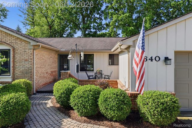 640 Longfellow Drive, Troy, MI 48085