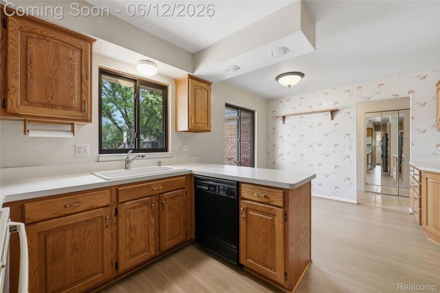 640 Longfellow Drive, Troy, MI 48085