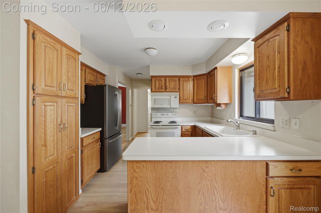 640 Longfellow Drive, Troy, MI 48085