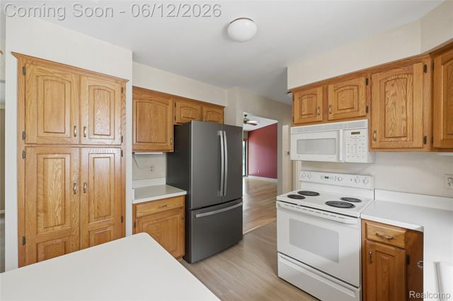640 Longfellow Drive, Troy, MI 48085