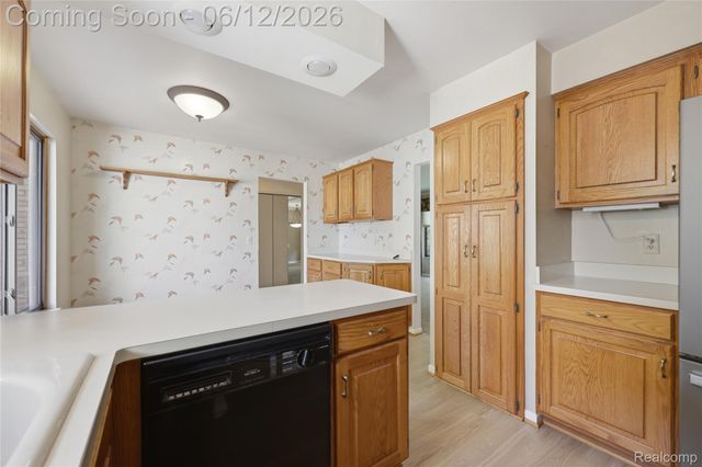 640 Longfellow Drive, Troy, MI 48085