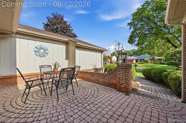 640 Longfellow Drive, Troy, MI 48085