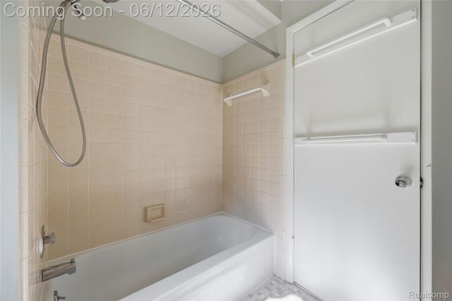 640 Longfellow Drive, Troy, MI 48085