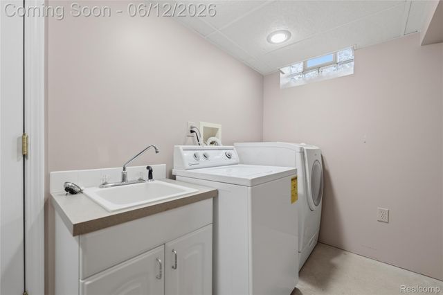 640 Longfellow Drive, Troy, MI 48085