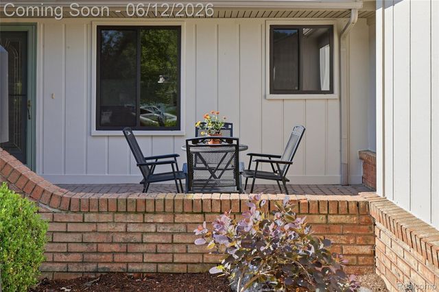 640 Longfellow Drive, Troy, MI 48085