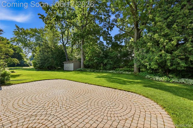 640 Longfellow Drive, Troy, MI 48085