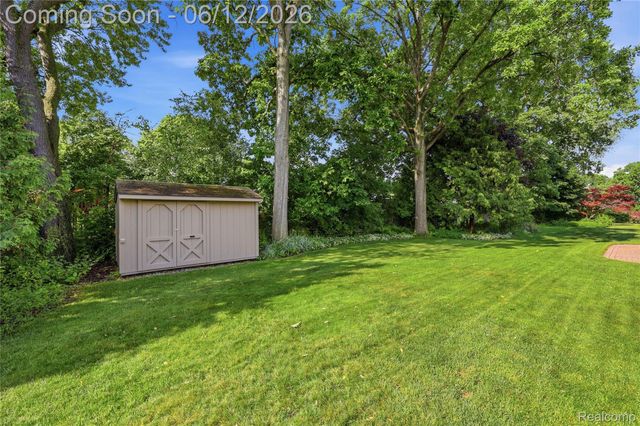 640 Longfellow Drive, Troy, MI 48085