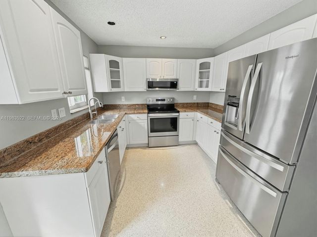 1772 NW 39th St, Oakland Park, FL 33309