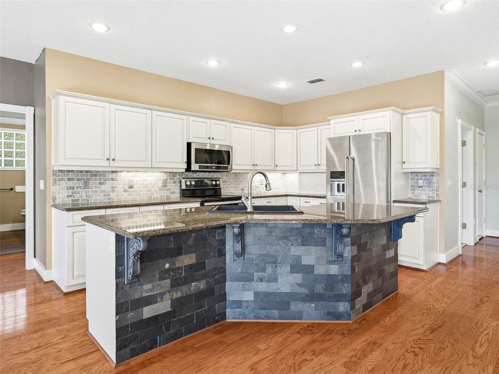 Image 19 of property listing at 1996 TOURNAMENT DRIVE, Apopka, FL 32712