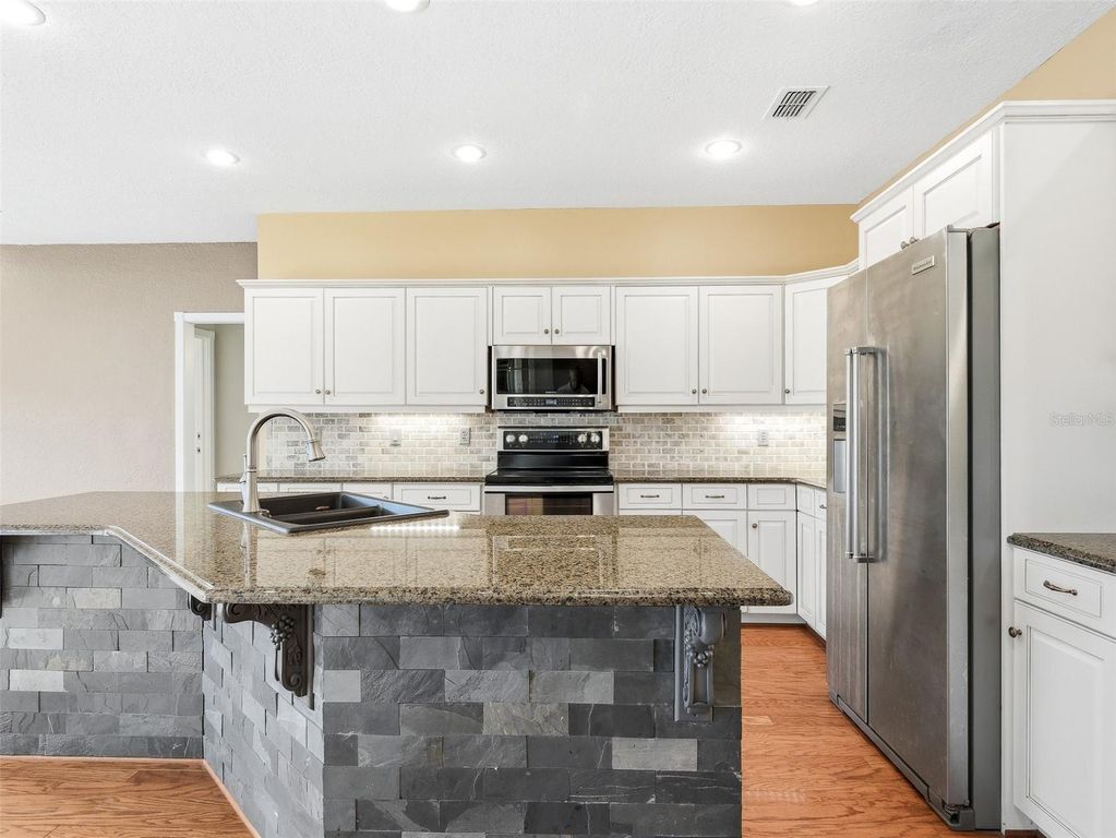 Image 20 of property listing at 1996 TOURNAMENT DRIVE, Apopka, FL 32712