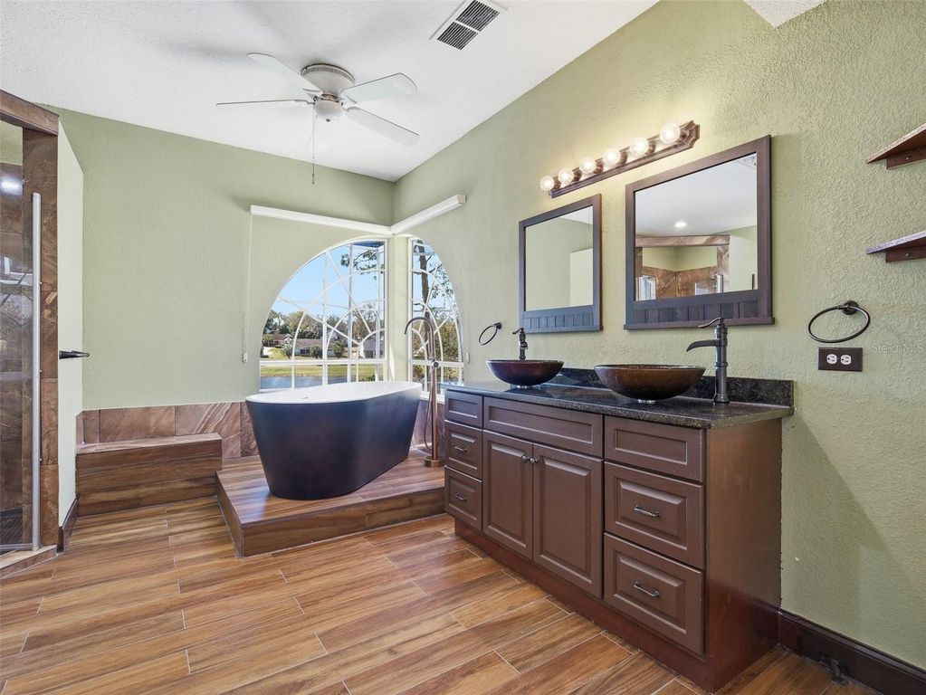 Image 32 of property listing at 1996 TOURNAMENT DRIVE, Apopka, FL 32712