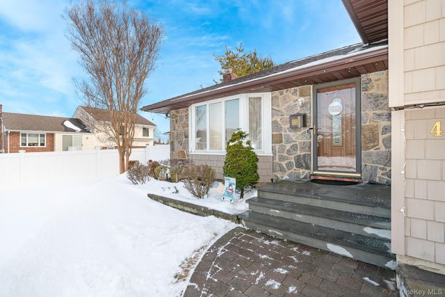 4 Nottinghill Drive, Massapequa, NY 11758