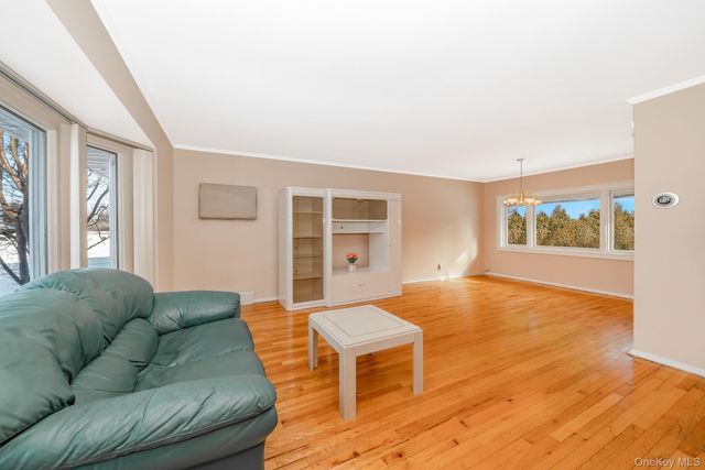 4 Nottinghill Drive, Massapequa, NY 11758