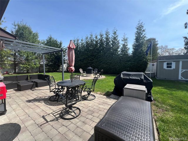 4 Nottinghill Drive, Massapequa, NY 11758