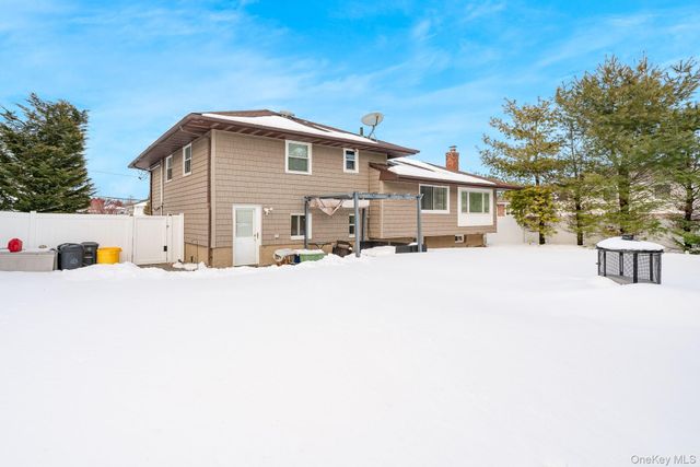 4 Nottinghill Drive, Massapequa, NY 11758