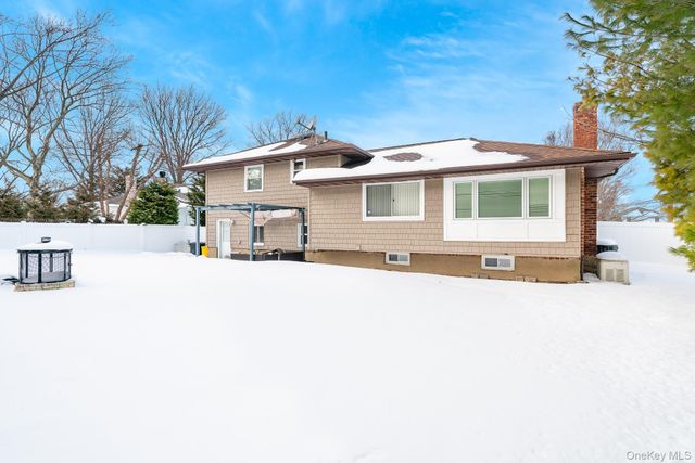 4 Nottinghill Drive, Massapequa, NY 11758