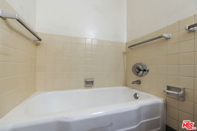 5165 Village, Los Angeles, CA 90016