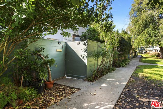 5165 Village, Los Angeles, CA 90016