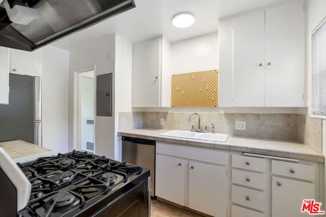5165 Village, Los Angeles, CA 90016