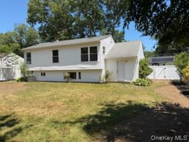 31 Foxwood Drive E, South Huntington, NY 11746