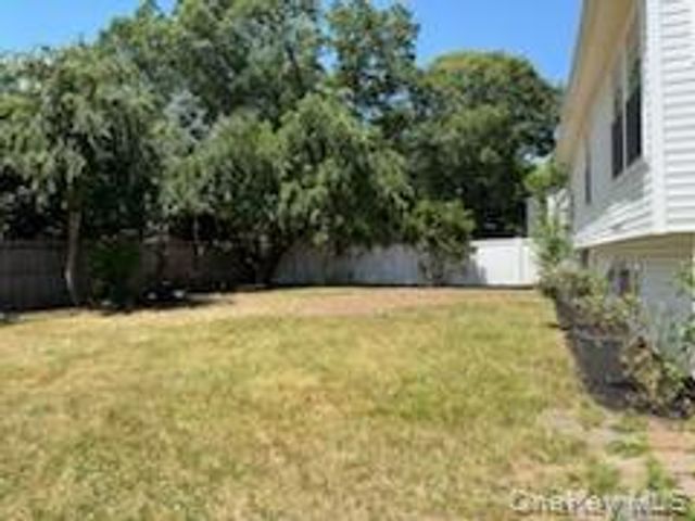31 Foxwood Drive E, South Huntington, NY 11746