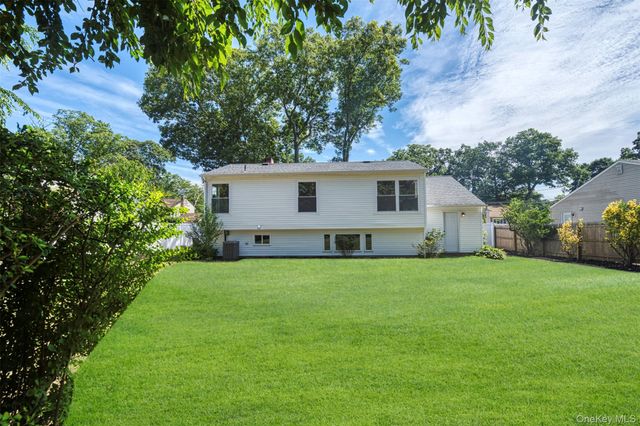 31 Foxwood Drive E, Huntington Station, NY 11746