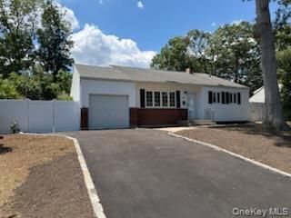 31 Foxwood Drive E, South Huntington, NY 11746