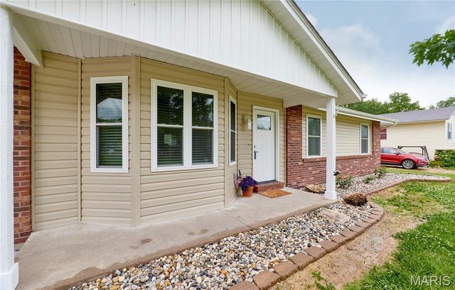 806 S Yosemite Court, St Peters, MO 63376