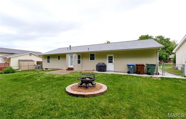 806 S Yosemite Court, St Peters, MO 63376