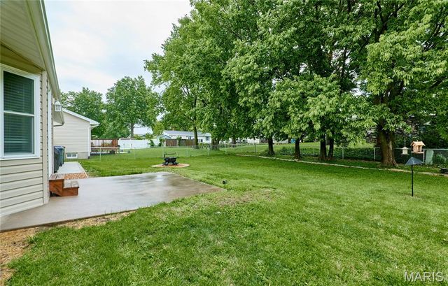 806 S Yosemite Court, St Peters, MO 63376