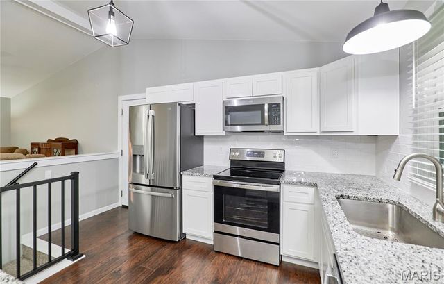 806 S Yosemite Court, St Peters, MO 63376