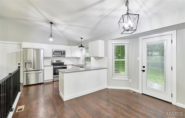806 S Yosemite Court, St Peters, MO 63376