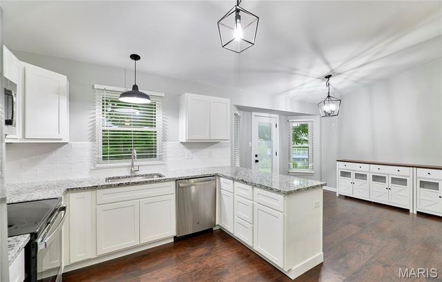 806 S Yosemite Court, St Peters, MO 63376